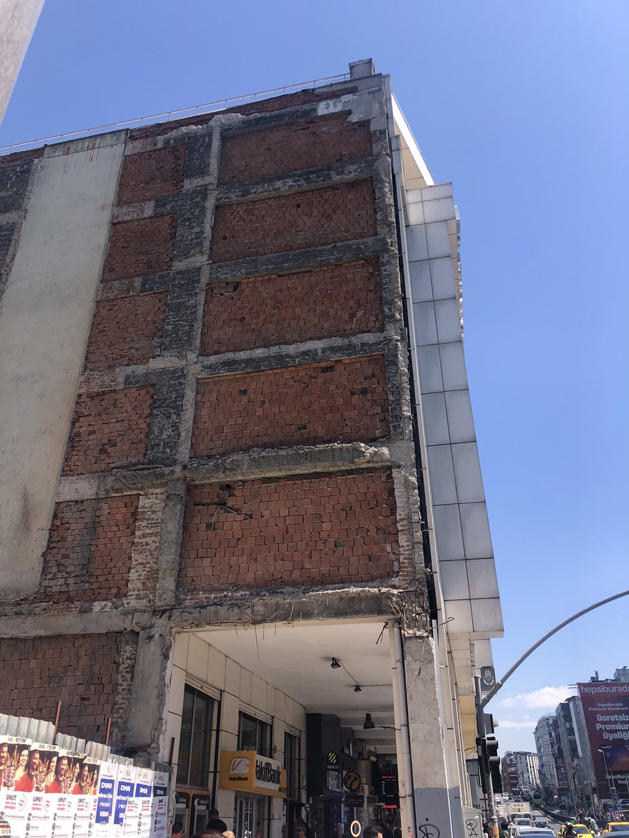 OPayalan's tweet photo. Kadıköy Söğütlüçeşme Caddesi üzerinde yaya trafiğinin en yoğun olduğu yerde bu tedbirsizlik aylardır devam ediyor! Önlem alınması için birinin başına moloz düşüp hayatınımı kaybetmesi gerekiyor? @IBBcozummerkezi @kadikoybelediye @ekrem_imamoglu @mesutkosedagi https://t.co/W7fp1dnkvo