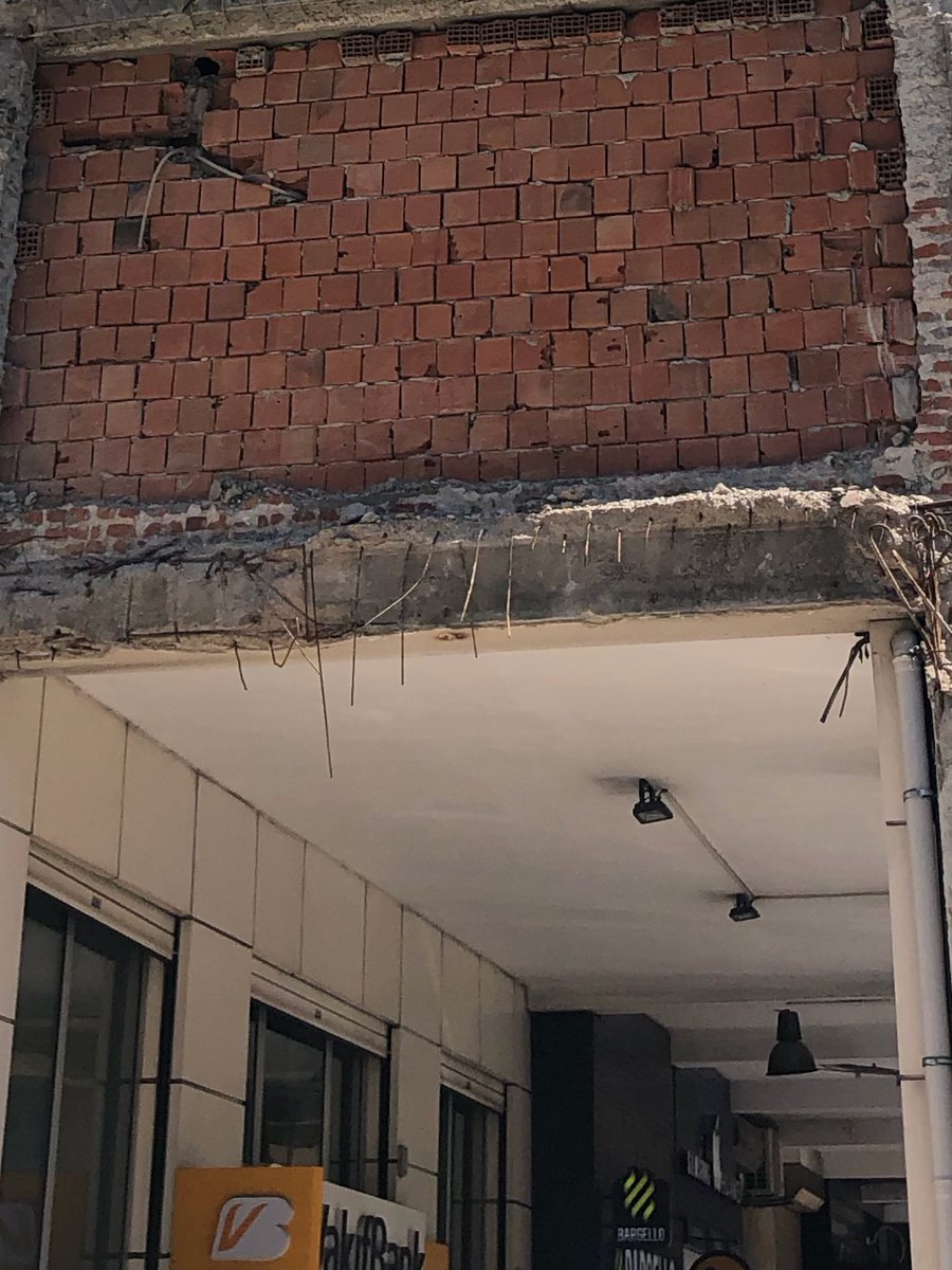 OPayalan's tweet photo. Kadıköy Söğütlüçeşme Caddesi üzerinde yaya trafiğinin en yoğun olduğu yerde bu tedbirsizlik aylardır devam ediyor! Önlem alınması için birinin başına moloz düşüp hayatınımı kaybetmesi gerekiyor? @IBBcozummerkezi @kadikoybelediye @ekrem_imamoglu @mesutkosedagi https://t.co/W7fp1dnkvo