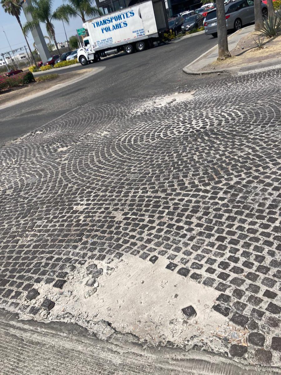 StaFeJuriquilla's tweet photo. @qromunicipio Meses de accidentes , baches no arreglados, postes de luz no repuestos y poda dejada por meses  @SSPMQueretaro haciendo otras cosas. Nosotros hacemos nuestra parte municipio con las cuotas ¿ y  ustedes ? https://t.co/viOm89UUU9