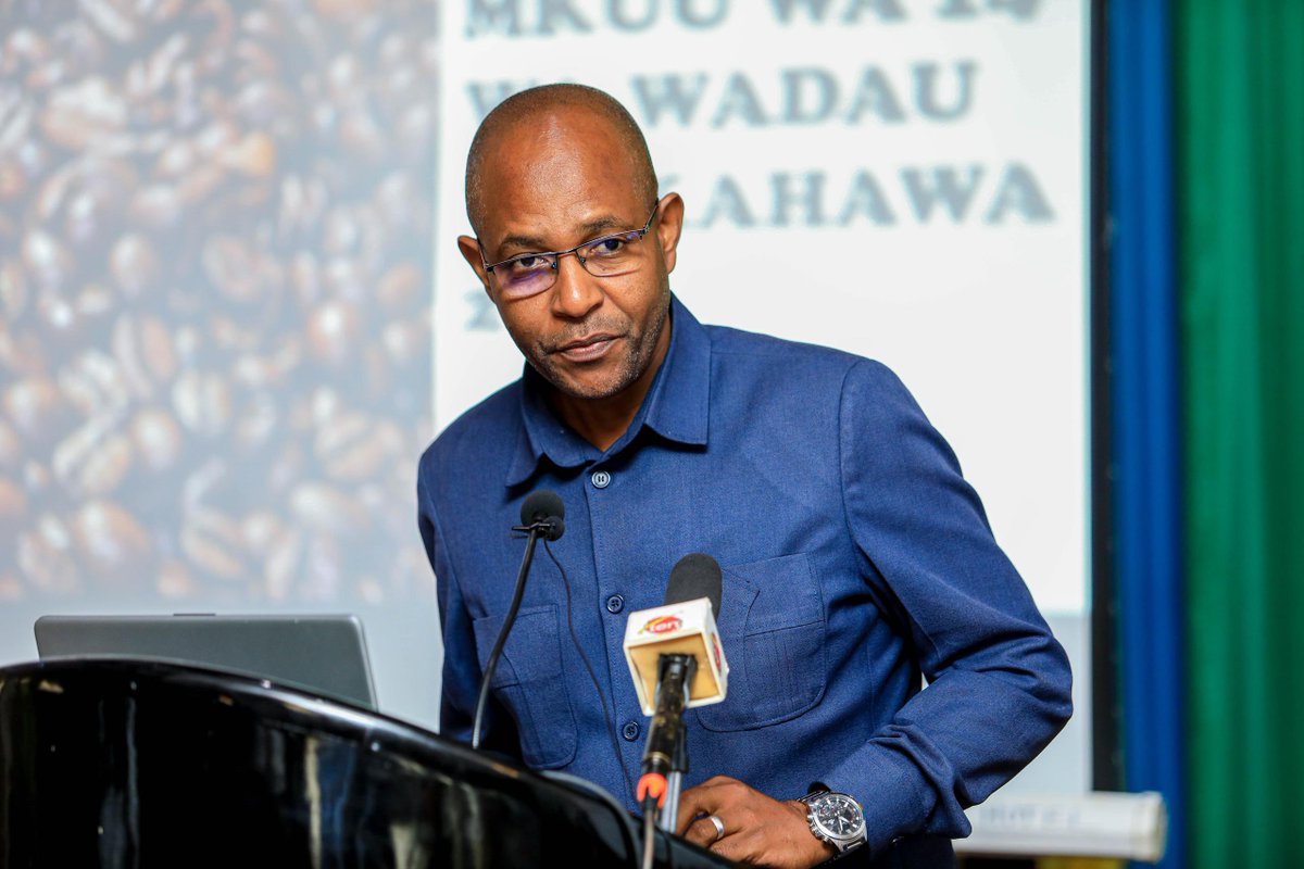 HusseinBashe's tweet photo. Leo nimehudhuria Mkutano Mkuu wa 14 wa Wadau wa zao la Kahawa kujadili namna ya kuboresha na kukuza zao hili la kimkakati nchini.

Mkutano huu umewakutanisha Wakulima, Wazalishaji, viongozi wa vyama vya ushirika pamoja na wamiliki wa viwanda vya uchakataji wa zao la kahawa.

Uzalishaji wa Zao la Kahawa umefikia tani 80,000 ikiwa mavuno bado yanaendelea na upande wa tija imeongezeka toka 0.3 hadi 1 sawa na ongezeko la asilimia 67. Malengo yetu ni kufika tani 300,000 Ifikapo mwaka 2030, hii ni ishara njema ya mikakati tuliojiwekea.

Nimeviagiza vyama vya Ushirika Kukusanya mahitaji ya wanachama wao ili kupatiwa pembejeo za kilimo na kuepusha madeni yanayolimbikizwa kwa wanachama.

Nimemuelekeza Mkurugenzi wa Bodi ya Kahawa kuhakikisha zoezi la kuwachimbia visima wakulima linafanyika haraka ili kuwahakikishia kilimo cha uhakika cha kuendeleza kukuza tija.

Pia serikali inapitia upya mnada wa Kahawa ili kuendelea kumnufaisha mkulima. 

Niwashukuru wakulima wa zao la Kahawa, Wadau na Waheshimiwa wabunge wakiongozwa na Mwenyekiti wa Kamati ya Bunge ya Viwanda biashara kilimo na Mifugo Mhe. Mariam Ditopile kwa kuhudhuria kwao katika mkutano huu. Tumepokea maoni ya kamati na motisha yao kuungana nasi katika mpango wa kuongeza Bajeti ya Kilimo na kuhakikisha Fedha zinafika kwa wakati ili kutekeleza mipango ya Kuboresha kilimo hapa nchini. #Agenda1030