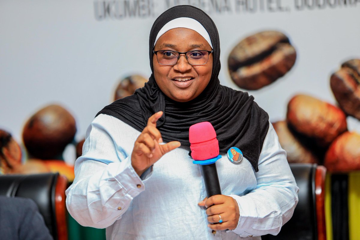 HusseinBashe's tweet photo. Leo nimehudhuria Mkutano Mkuu wa 14 wa Wadau wa zao la Kahawa kujadili namna ya kuboresha na kukuza zao hili la kimkakati nchini.

Mkutano huu umewakutanisha Wakulima, Wazalishaji, viongozi wa vyama vya ushirika pamoja na wamiliki wa viwanda vya uchakataji wa zao la kahawa.

Uzalishaji wa Zao la Kahawa umefikia tani 80,000 ikiwa mavuno bado yanaendelea na upande wa tija imeongezeka toka 0.3 hadi 1 sawa na ongezeko la asilimia 67. Malengo yetu ni kufika tani 300,000 Ifikapo mwaka 2030, hii ni ishara njema ya mikakati tuliojiwekea.

Nimeviagiza vyama vya Ushirika Kukusanya mahitaji ya wanachama wao ili kupatiwa pembejeo za kilimo na kuepusha madeni yanayolimbikizwa kwa wanachama.

Nimemuelekeza Mkurugenzi wa Bodi ya Kahawa kuhakikisha zoezi la kuwachimbia visima wakulima linafanyika haraka ili kuwahakikishia kilimo cha uhakika cha kuendeleza kukuza tija.

Pia serikali inapitia upya mnada wa Kahawa ili kuendelea kumnufaisha mkulima. 

Niwashukuru wakulima wa zao la Kahawa, Wadau na Waheshimiwa wabunge wakiongozwa na Mwenyekiti wa Kamati ya Bunge ya Viwanda biashara kilimo na Mifugo Mhe. Mariam Ditopile kwa kuhudhuria kwao katika mkutano huu. Tumepokea maoni ya kamati na motisha yao kuungana nasi katika mpango wa kuongeza Bajeti ya Kilimo na kuhakikisha Fedha zinafika kwa wakati ili kutekeleza mipango ya Kuboresha kilimo hapa nchini. #Agenda1030