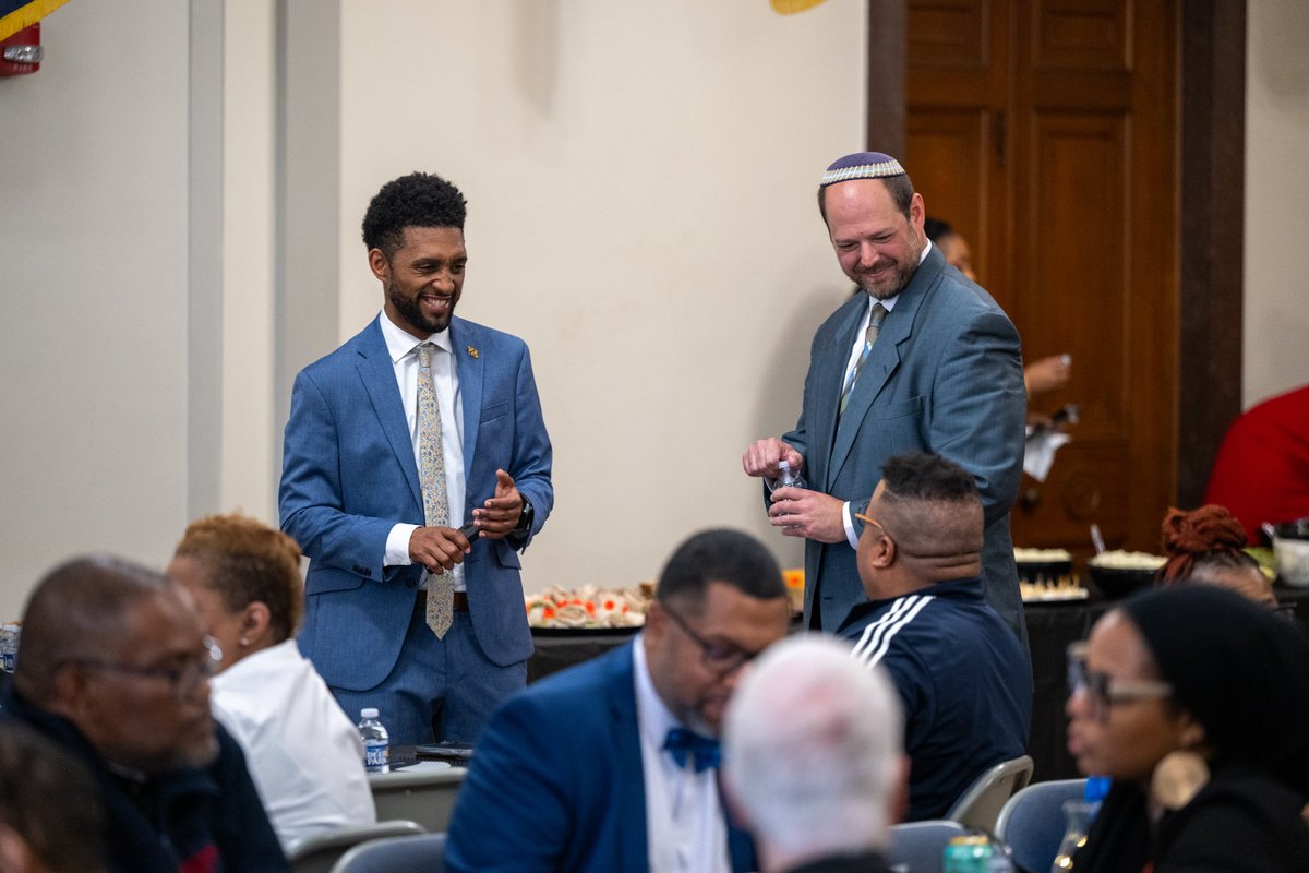 MayorBMScott's tweet photo. Sat with faith leaders from across the city for lunch yesterday to discuss the work we’re doing today to help Baltimore achieve its full potential. We have seen a lot of progress in our squeegee efforts, reducing violence, and tackling vacants. https://t.co/3y3kdZktxE