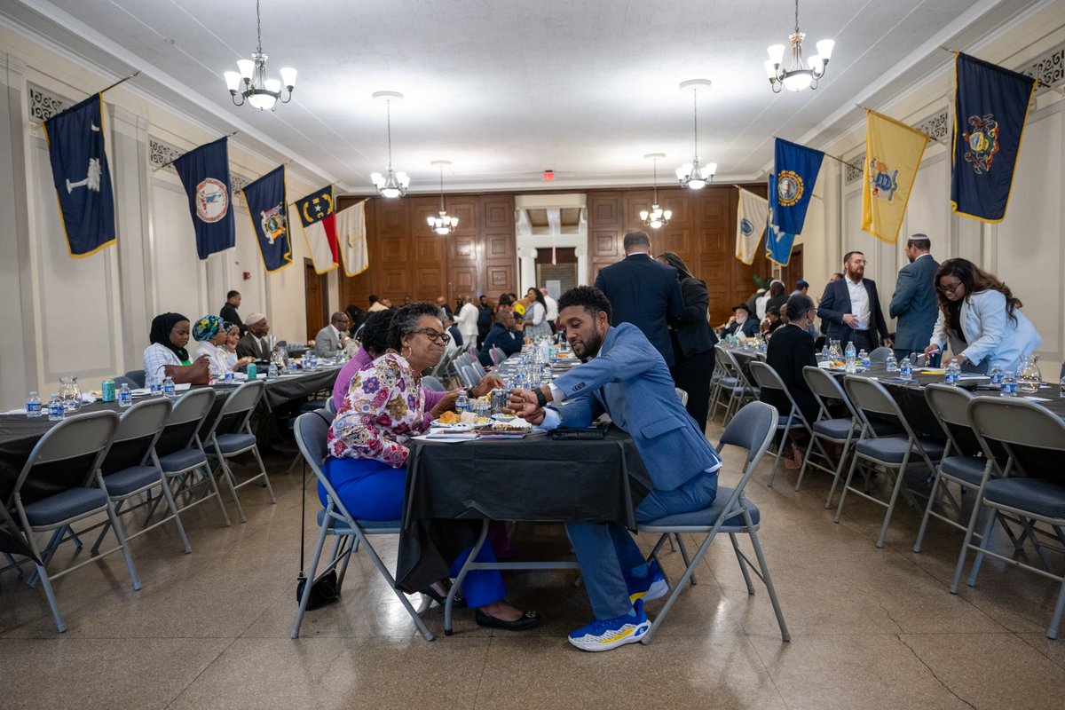 Sat with faith leaders from across the city for lunch yesterday to discuss the work we’re doing today to help Baltimore achieve its full potential. We have seen a lot of progress in our squeegee efforts, reducing violence, and tackling vacants.