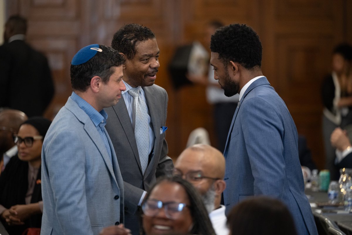 MayorBMScott's tweet photo. Sat with faith leaders from across the city for lunch yesterday to discuss the work we’re doing today to help Baltimore achieve its full potential. We have seen a lot of progress in our squeegee efforts, reducing violence, and tackling vacants. https://t.co/3y3kdZktxE