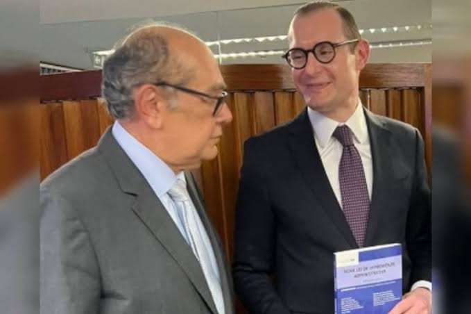 🚨VEJA: Lula se reúne em jantar na residência de Gilmar Mendes com juristas

Lula foi o convidado de honra em um jantar na residência do ministro do Supremo Tribunal Federal (STF), Gilmar Mendes. O encontro contou com a presença de figuras proeminentes do meio jurídico, incluindo