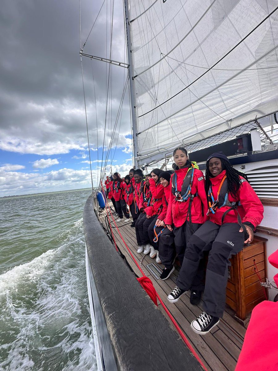 Smiles all round from our girls crew onboard the Prolific. They are on their way to Studland bay for the evening after battling the wind and rain last night⛵️💨🌊 @OYTSouth