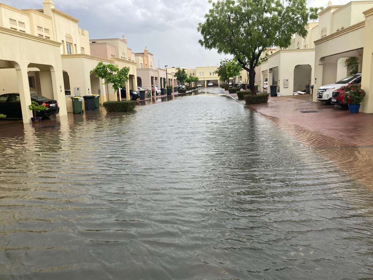 Sully_Music's tweet photo. Two pictures taken 1 hour apart in #dubai #dubaifloods #uae https://t.co/Ddp30HOXgk