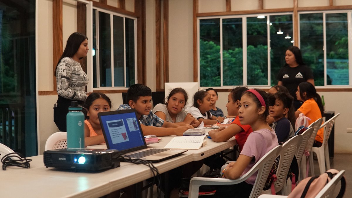 El inglés esta cambiando la vida de nuestros niños y niñas.
.
.
.
#hopehouse #elzonte #elsalvador #englishclass