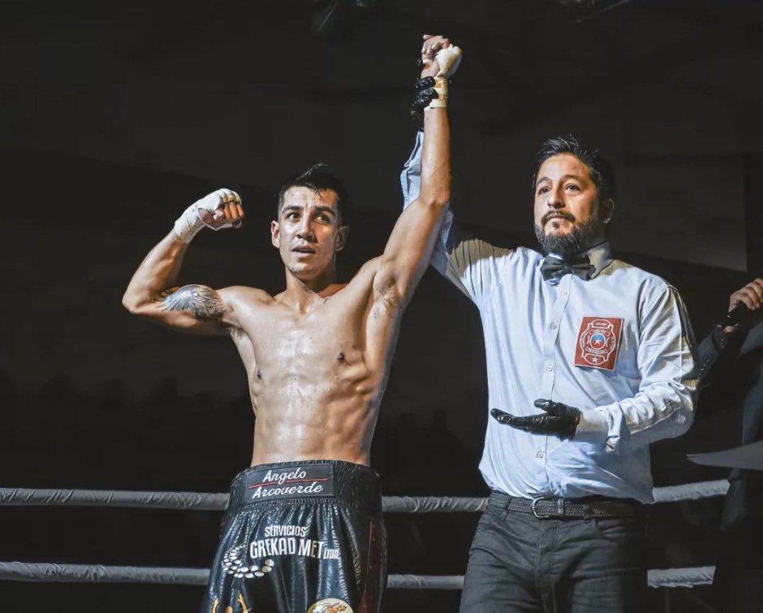 En Copiapó, Angelo Arcoverde (3-0-0) venció por KOT 2 al boliviano Samiel Saravia (1-1-1) y extendió su invicto a tres triunfos; todos por la vía rápida. 
#Boxeo #BoxeoProfesional #BoxeoChile
