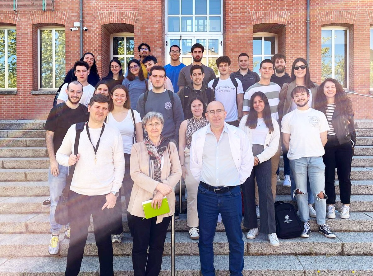 franciscoplou's tweet photo. Hoy han visitado el @ICP_CSIC alumnos del Máster de Biotecnología Industrial y Ambiental de la @unicomplutense con su profesora Isabel de la Mata de  @BiologiaUcm
Les he hablado del presente y futuro (halagüeño) de las enzimas, y David González @DeividsGP de evolución dirigida https://t.co/M9XJbyzdsm