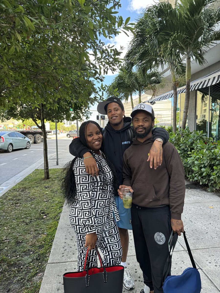 shaiyhoward's tweet photo. My grown men!!! #MyBoys #TheHowards #blessed #LunchDate https://t.co/nM10MhBVU1