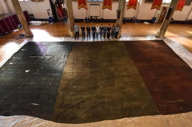 Photohistorik's tweet photo. Le plus vieux drapeau français connu, présent sur le navire "Le Généreux". Il a été capturé par l'amiral Nelson lors du siège de Malte en 1800.

Il mesure 16 mètres de long sur 8 de large. https://t.co/EaxZiQAG3m