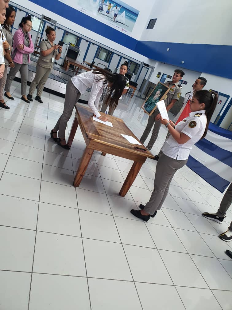 Hoy se realiza en el Aeropuerto Internacional Jardines del Rey la firma del Código de Ética de los trabajadores de la Brigada B. Reafirmamos nuestro compromiso con los valores éticos y morales de nuestra sociedad.
#AduanaCiegodeAvila 
#AduanadeCuba