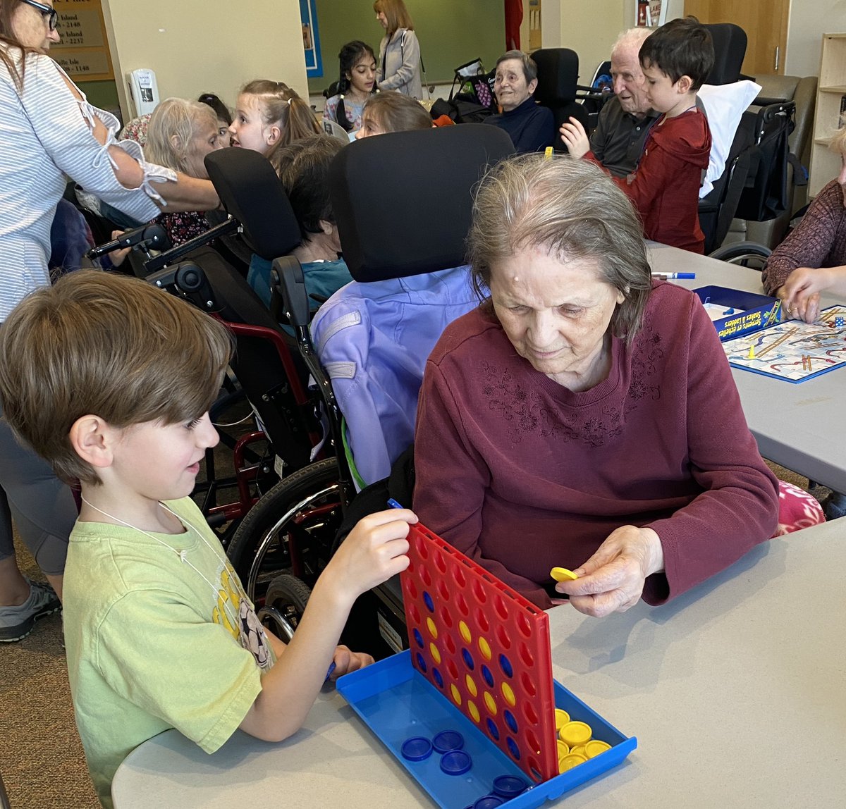 MmeChaouali's tweet photo. Another visit to our Senior friends. We played, sang songs, colored and laughed together ! Our hearts ❤️ are full @Glade_Gators @MsAwender @gecdsbpro https://t.co/Fu0qkqCQwK