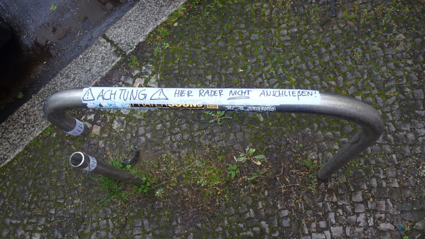 CMlerBerlin's tweet photo. #MobG BE § 47 (1) Der Bedarf nach Fahrradabstellanlagen wird regelmäßig überprüft und das Angebot entsprechend angepasst. ... https://t.co/QsBPSTQxvz