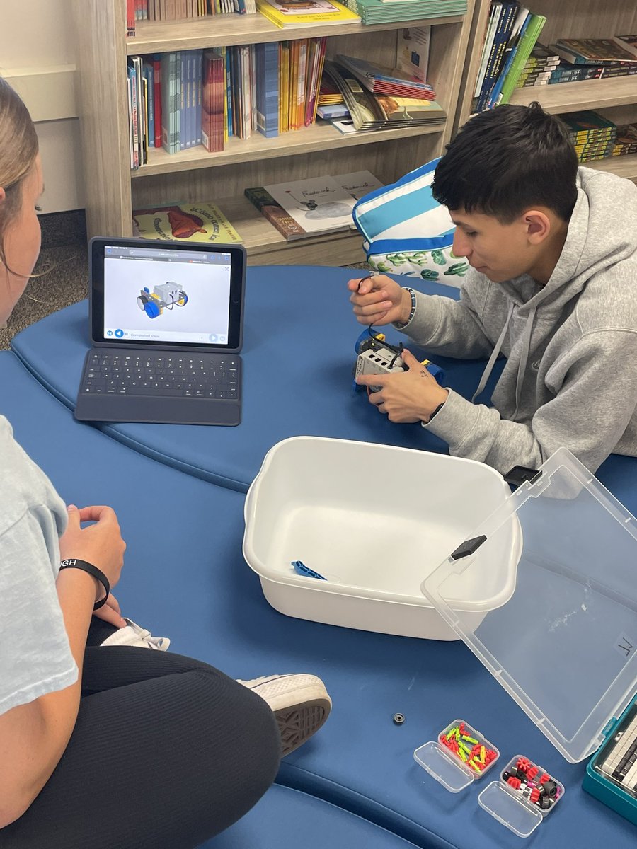 CHSEdPathway's tweet photo. We’re incredibly thankful for Ms. Bramhall, our @CFBDLS, who came and showed us what our internship students are able to do with technology in the classroom. Thank you for sharing your time and expertise with us! https://t.co/VzMQxqLzkl