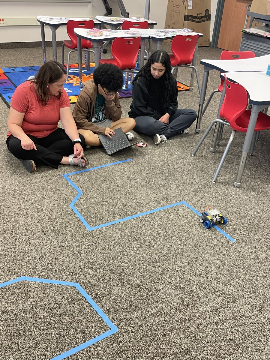CHSEdPathway's tweet photo. We’re incredibly thankful for Ms. Bramhall, our @CFBDLS, who came and showed us what our internship students are able to do with technology in the classroom. Thank you for sharing your time and expertise with us! https://t.co/VzMQxqLzkl