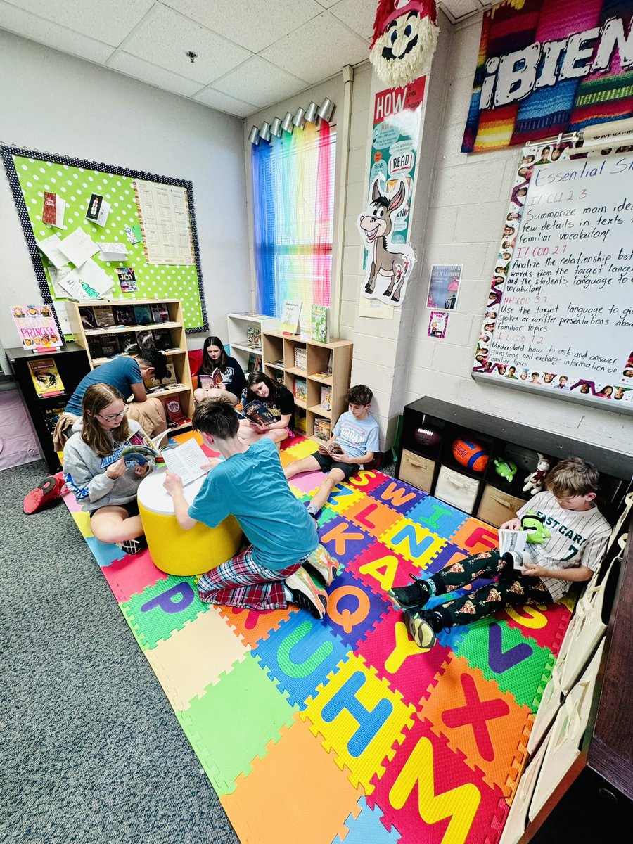 ronnyareth's tweet photo. Spanish Reading Corner is up and running 📚📖!!!
Scholars have now a space in the classroom to immerse themselves in some Spanish literature and master their skills | @Ndavis615 @eastcarymiddle @ParticipateLrng @shandua_ellis @mlopez8science https://t.co/I7ddzpgtPB