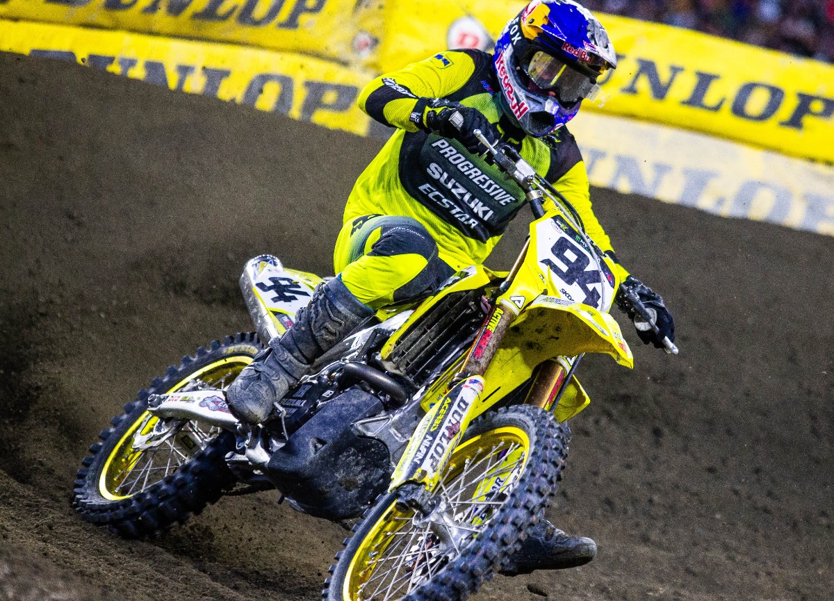 SuzukiBikesUK's tweet image. More silverware for Roczen in Foxborough 💛🖤

Ken Roczen guided his RMZ-450 to a sixth podium of the year, taking third place in a near photo finish between the top three! 

szuki.co/IQPN 
#RMZ450 #Supercross