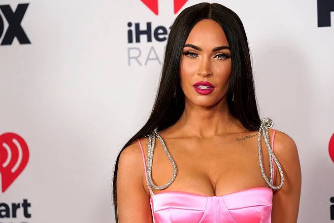 pusholder's tweet photo. Megan Fox: “Enerjinizi erkeklere harcamayın. Yapacakları tek şey sizi yıpratmak.” https://t.co/TZ4z7yi7Kr