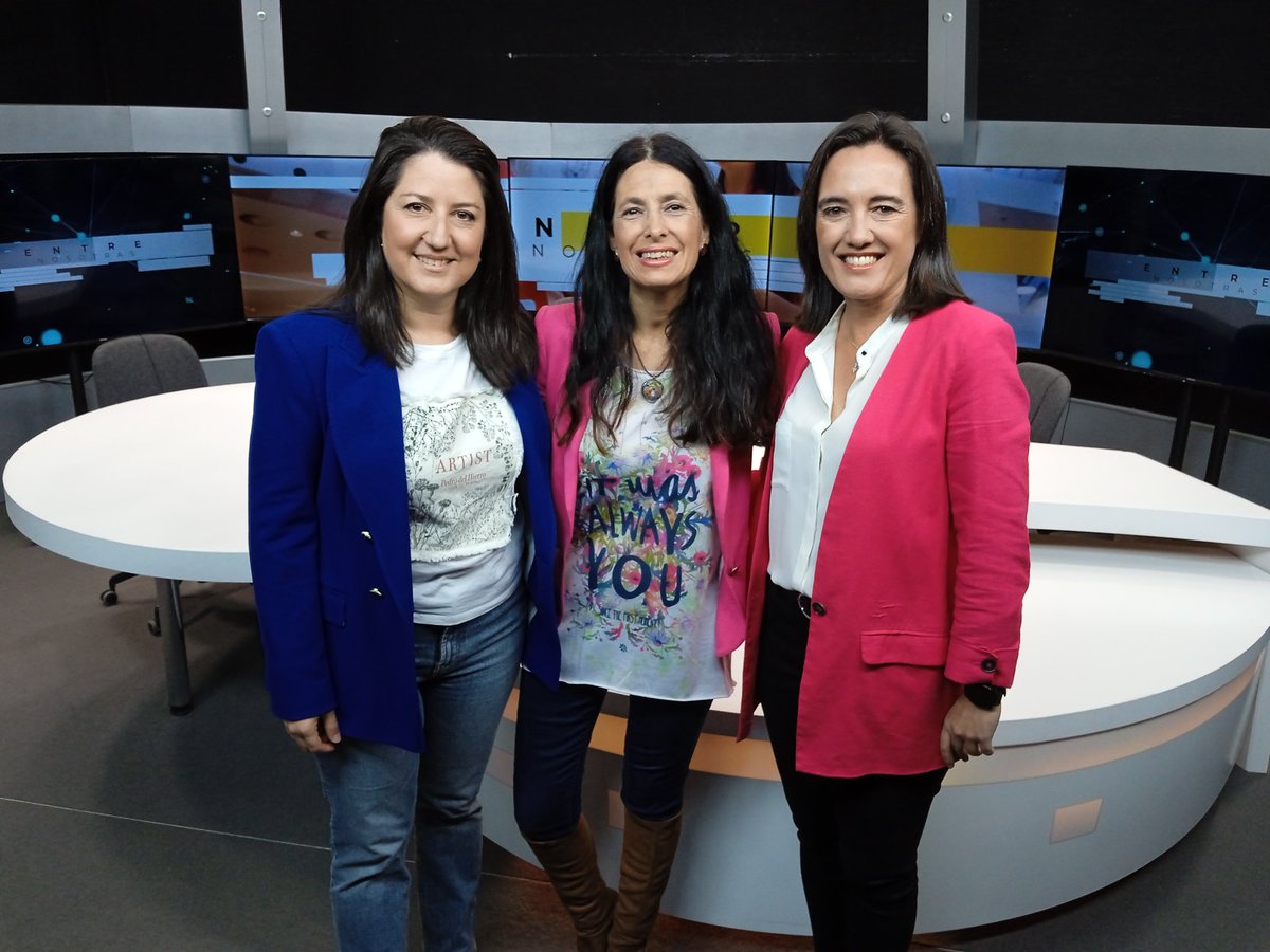 📰🗞️🎙️@mjesuspalacios de @Cs_Andalucia , @rociochamorro y yo, ya estamos preparadas en el plató de @7TVMalaga 📺 para arrancar a las 21.00 h 🕘 una nueva edición de Entre Nosotras 👠👠