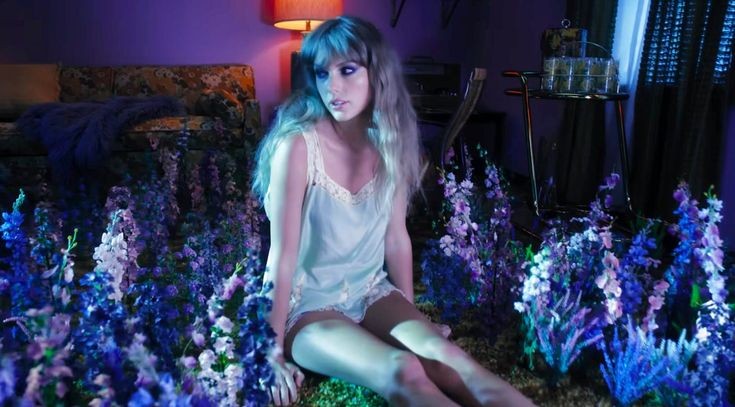 exilemymind's tweet photo. como vas a poner flores de lavanda SECAS taylor swift vos queres que todos nos matemos no llega nadie vivo al 19 de abril te lo puedo asegurar https://t.co/vLvJhhO5kh