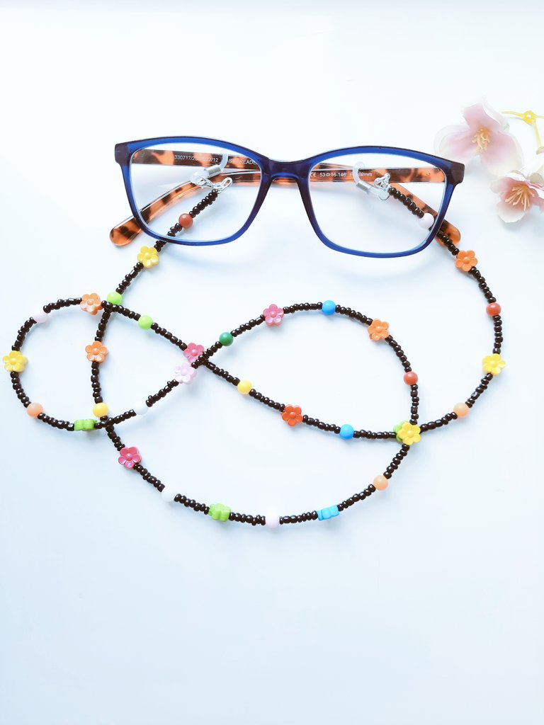 DebsDesignsUK's tweet photo. Another floral glasses chain. This one with a black base.
#womaninbizhour #giftforher
#Letterboxgift #etsygifts https://t.co/fb96XmsU63