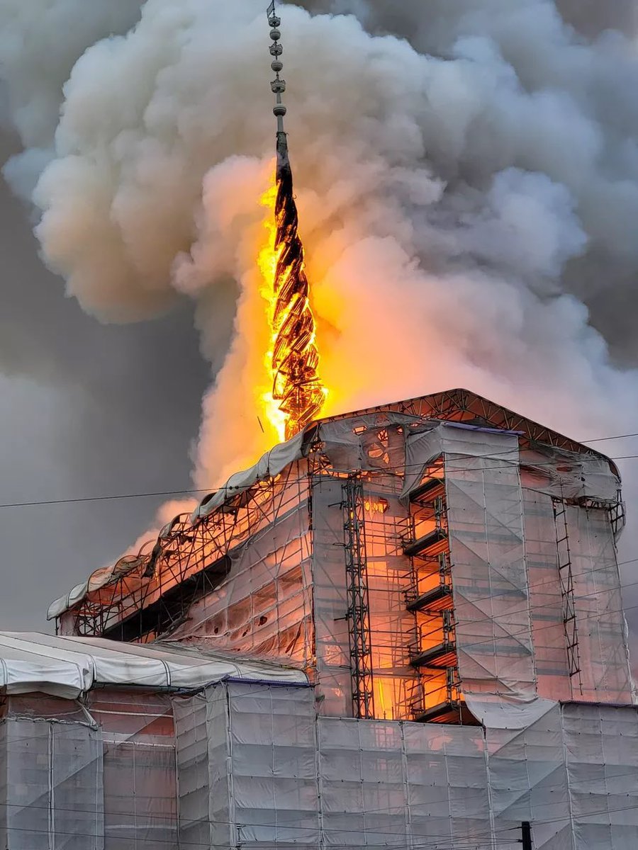 5 ans après l’incendie de Notre-Dame de Paris, la Bourse de Copenhague est ravagée par les flammes. Sa flèche emblématique, haute de 54m, s'est effondrée. Quand le patrimoine brûle, ce sont des siècles d’histoire qui partent en fumée. Solidarité totale avec nos amis danois.