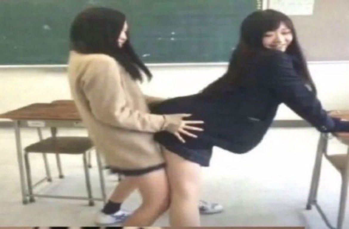 TheAfolaranmi's tweet photo. this what me and my homegirls go to the club to do https://t.co/tTizG1boVh