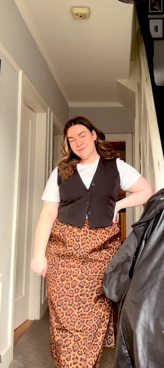 Full circle moment where I got to co-deliver a lecture with my practice teacher to first year social work students today. This was such an amazing experience, especially as I will be qualifying as a social worker in the next few months. Happy Tuesday!🙌🏻 #socialwork #qub #ssesw