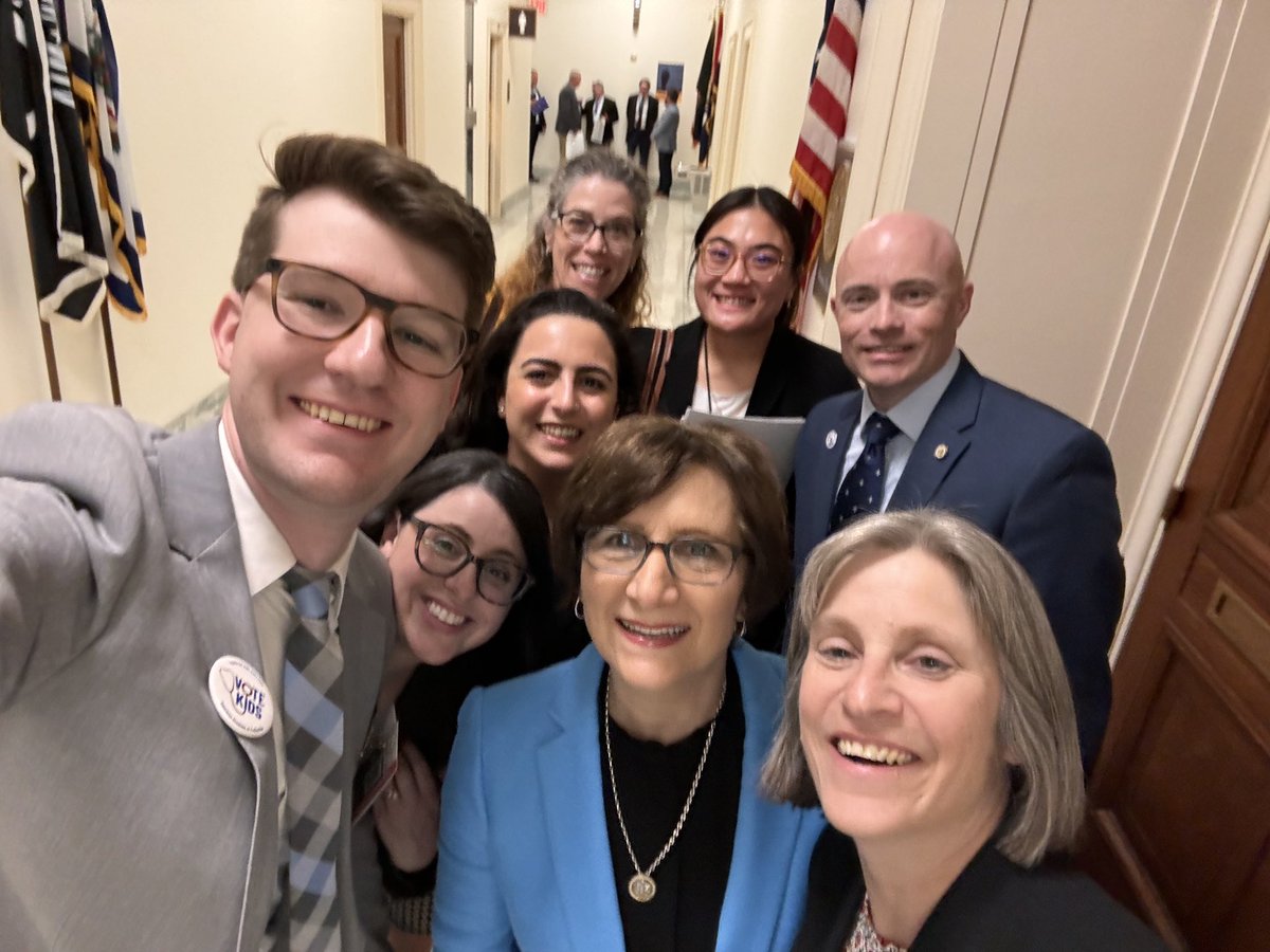 Selfie with our congresswoman @RepBonamici ! Thanks so much for taking the time to meet with us @OregonAAP folks and for all your hard work for children and families #AAPAdvocacy