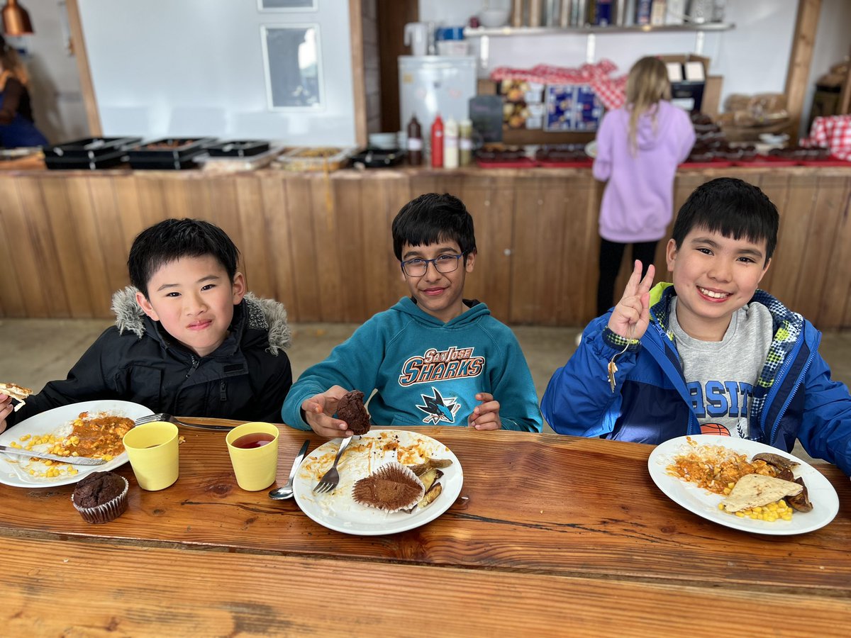 cheamparkfarm's tweet photo. After a busy, fun-filled day, everybody enjoyed a scrumptious meal. Now on route to the beach for an evening of games. #CPFDevon24 @LEOacademies https://t.co/dzxKTeSBZv