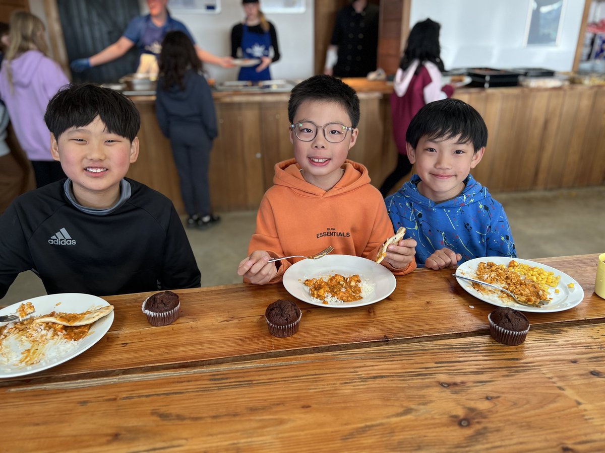 cheamparkfarm's tweet photo. After a busy, fun-filled day, everybody enjoyed a scrumptious meal. Now on route to the beach for an evening of games. #CPFDevon24 @LEOacademies https://t.co/dzxKTeSBZv