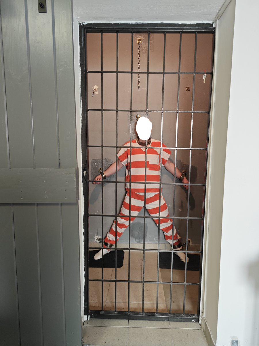 NikeGimp's tweet photo. Weekend event:
52 hours in a cell = 40 hours in handcuffs, 12 hours locked to the wall.
#prisoner #handcuffed #slave https://t.co/r5rtvPi1Ca