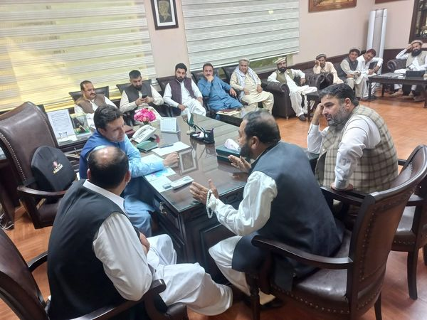 bannuupdates3's tweet photo. ممبر صوبائی اسمبلی زاہد اللہ خان وزیر نے ڈپٹی کمشنر بنوں شاہ سعود خان سے ملاقات کی,
اس موقع پر صوبائی وزیر برائے پبلک ہیلتھ انجینئرنگ پختون یار خان بھی موجود تھے ,
ممبر صوبائی اسمبلی زاہد اللہ خان وزیر نے ڈپٹی کمشنر بنوں شاہ سعود خان سے بنوں کے مسائل پر بات چیت کی.
#Bannu #KPK https://t.co/nJSFwPECCO