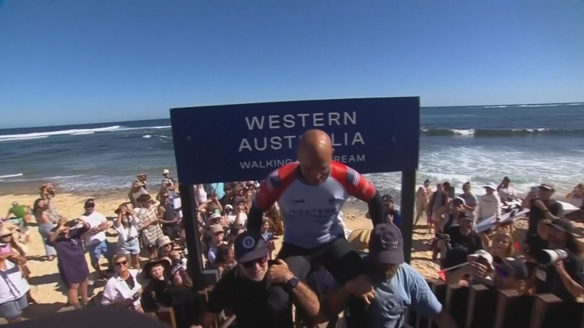 ÍDOLO DO SURFE | Kelly Slater, um dos maiores surfistas da história, se despediu da liga mundial nesta terça-feira (16). Ao ser derrotado por Griffin Colapinto, ele foi ovacionado e disse que deverá se aposentar aos 52 anos: glo.bo/49UwXFf #JH