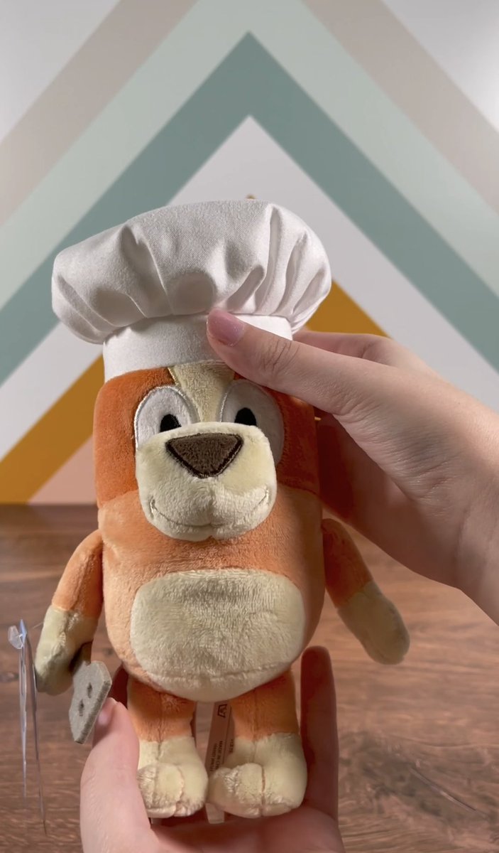 VioletBrielle's tweet image. Moose Toys sent me the Bluey Chef Bingo Plush! 💙🧡

So cute!! Thank you Moose Toys!
@OfficialBlueyTV #freeproduct #ad #paidpromotion #bluey  

Watch my video here!
youtube.com/shorts/mb_TtL8…

#blueytoys #blueymemes #blueyandbingo #bingo #bingoheeler #heeler #blueyplush