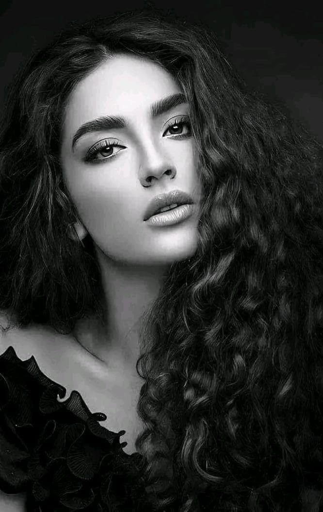 - غادر كل من حطم فيك شيئًا أو اطفأ بك وهجًا ، واترك من خذلوك لا تشاركهم حديثًا أو مكانًا ، أعبر بقلبك لمكان آمن ، ولا تبحث عن سعادتك بالمكان الذي فقدتها فيه.