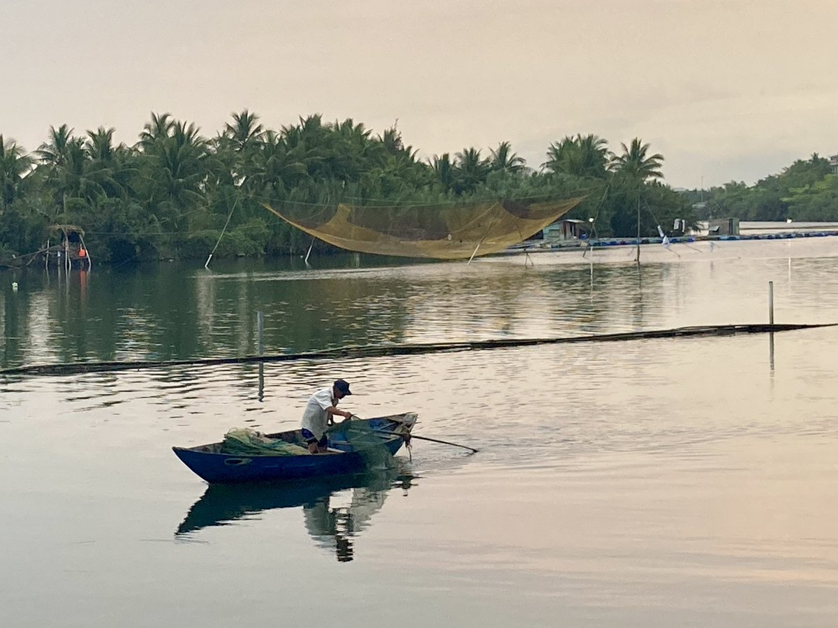Day 8 solo travelling Hoi An 🇻🇳 I walked from Cua Dai Beach to A Bang Beach, which took around an hour…but longer on the way back as I did a restaurant/cafe crawl! In the evening I sat by the river in my hotel watching a local fisherman 😊