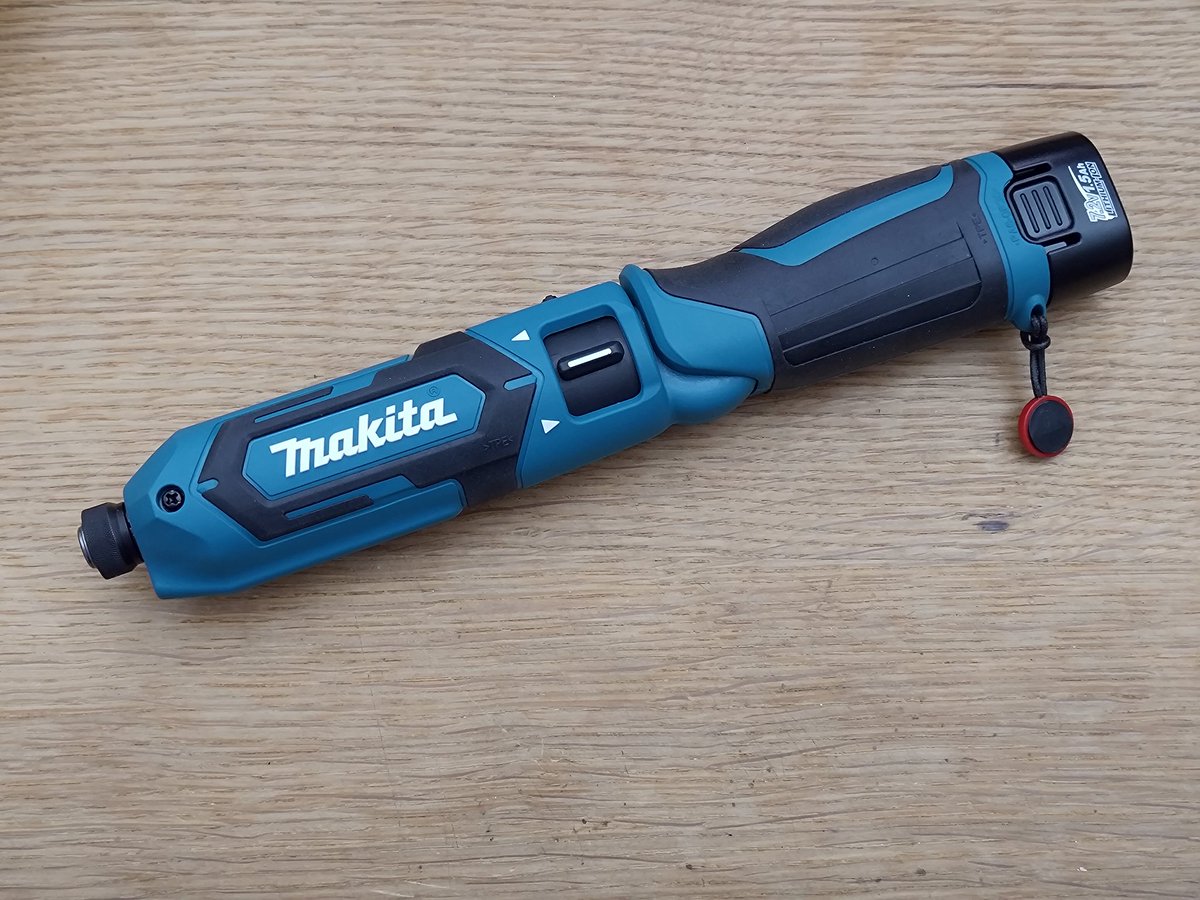 Got this super cute thingy 🥺 Makita makes this as a impact driver (this one) and a regular driver with a clutch. Unfortunately only this one has variable speed and the regular one only full forward or full backwards :/
