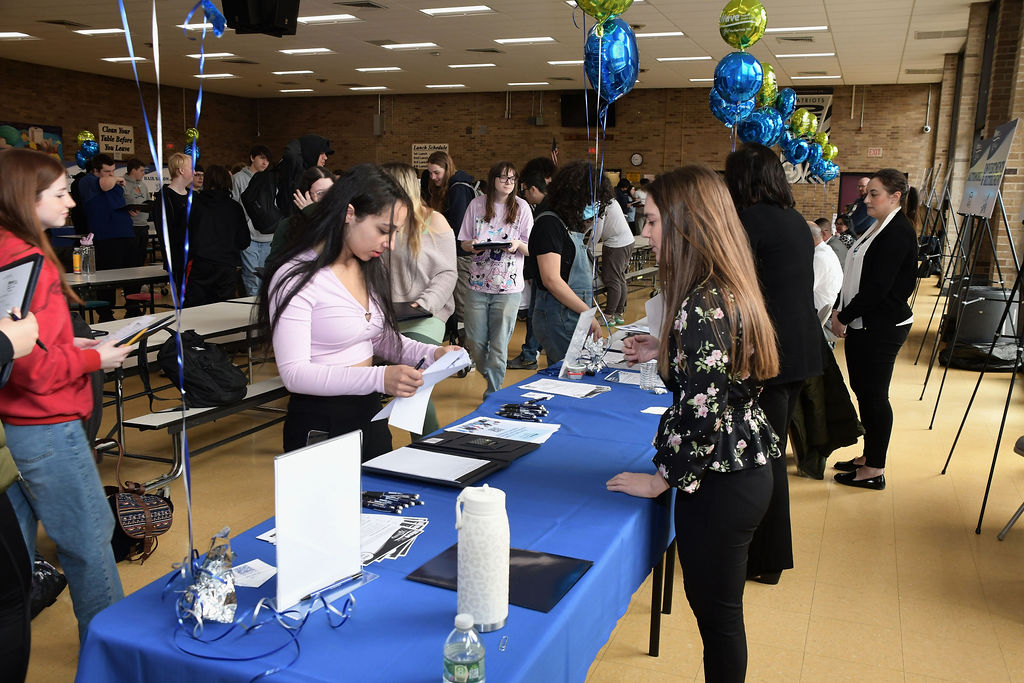 CooperativeCUA's tweet photo. #FeelGoodTuesday: CCUA member, Wave FCU, recently sponsored the 2nd Annual CU 4 Reality Financial Education Fair at @PilgrimHS! The #realityfair walks #students through a realistic budgeting experience based on their chosen career and monthly income. 

👉https://t.co/StquEiHCPw https://t.co/QqxzfBqYU8