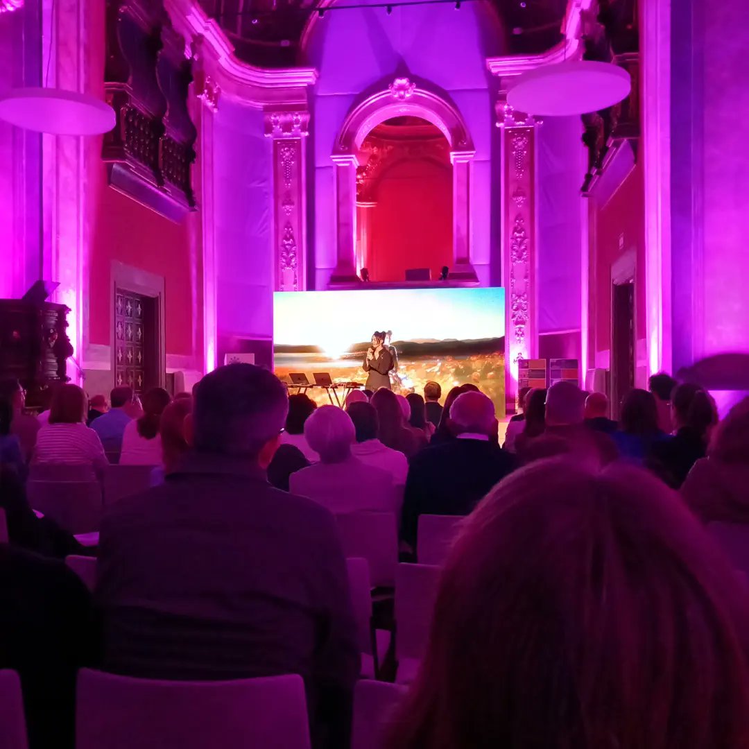 UVic_FEC's tweet photo. El Paranimf de la @uvic_ucc vibra amb la conferència performativa de @Mariaarnaldimas la @epicalafura i el @BSC_CNS en la inauguració dels II #ConnectivityDays de la #FEC. https://t.co/8KRjJmUSUh