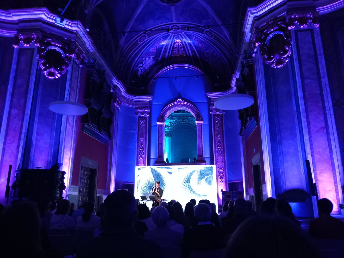 UVic_FEC's tweet photo. El Paranimf de la @uvic_ucc vibra amb la conferència performativa de @Mariaarnaldimas la @epicalafura i el @BSC_CNS en la inauguració dels II #ConnectivityDays de la #FEC. https://t.co/8KRjJmUSUh
