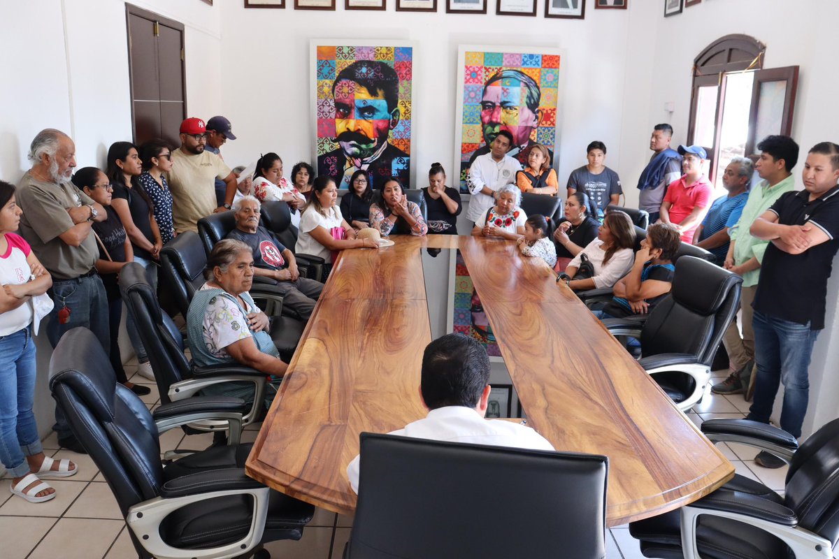 JC_GMarquez's tweet photo. Esta tarde recibí en el Palacio Municipal a locatarias y locatarios de la Avenida Lázaro Cárdenas; me compartieron sus necesidades y hablamos sobre los trabajos que aquí se realizan; les externé que estas acciones son por la salud, bienestar y la seguridad y de protección civil de las y los pobladores de Santa Lucía del Camino.
