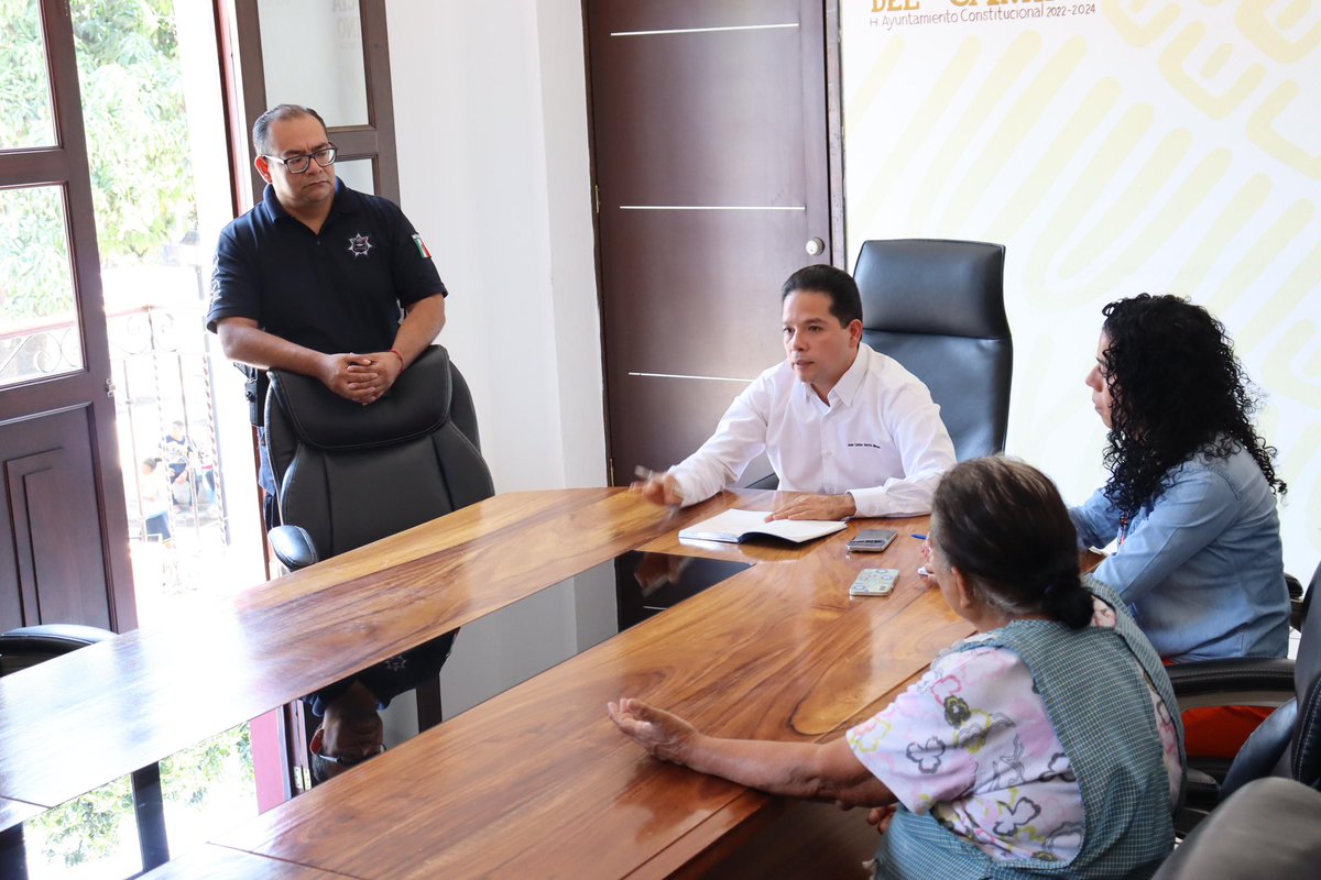 JC_GMarquez's tweet photo. Esta tarde recibí en el Palacio Municipal a locatarias y locatarios de la Avenida Lázaro Cárdenas; me compartieron sus necesidades y hablamos sobre los trabajos que aquí se realizan; les externé que estas acciones son por la salud, bienestar y la seguridad y de protección civil de las y los pobladores de Santa Lucía del Camino.