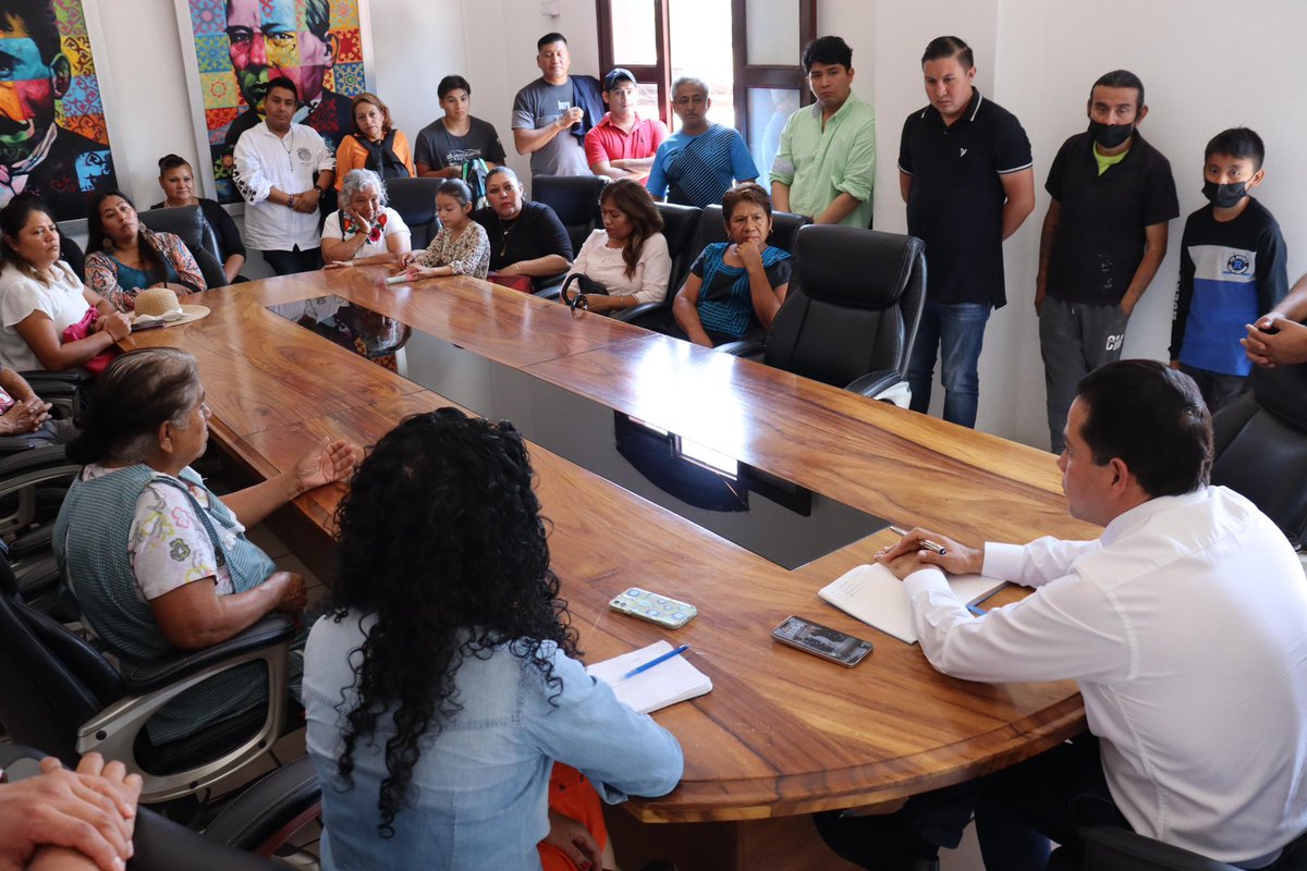 Esta tarde recibí en el Palacio Municipal a locatarias y locatarios de la Avenida Lázaro Cárdenas; me compartieron sus necesidades y hablamos sobre los trabajos que aquí se realizan; les externé que estas acciones son por la salud, bienestar y la seguridad y de protección civil