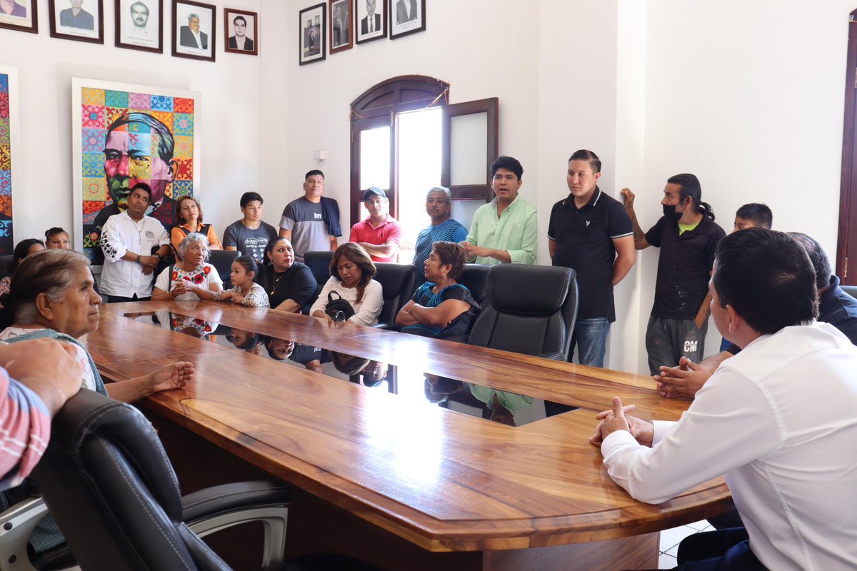 JC_GMarquez's tweet photo. Esta tarde recibí en el Palacio Municipal a locatarias y locatarios de la Avenida Lázaro Cárdenas; me compartieron sus necesidades y hablamos sobre los trabajos que aquí se realizan; les externé que estas acciones son por la salud, bienestar y la seguridad y de protección civil de las y los pobladores de Santa Lucía del Camino.