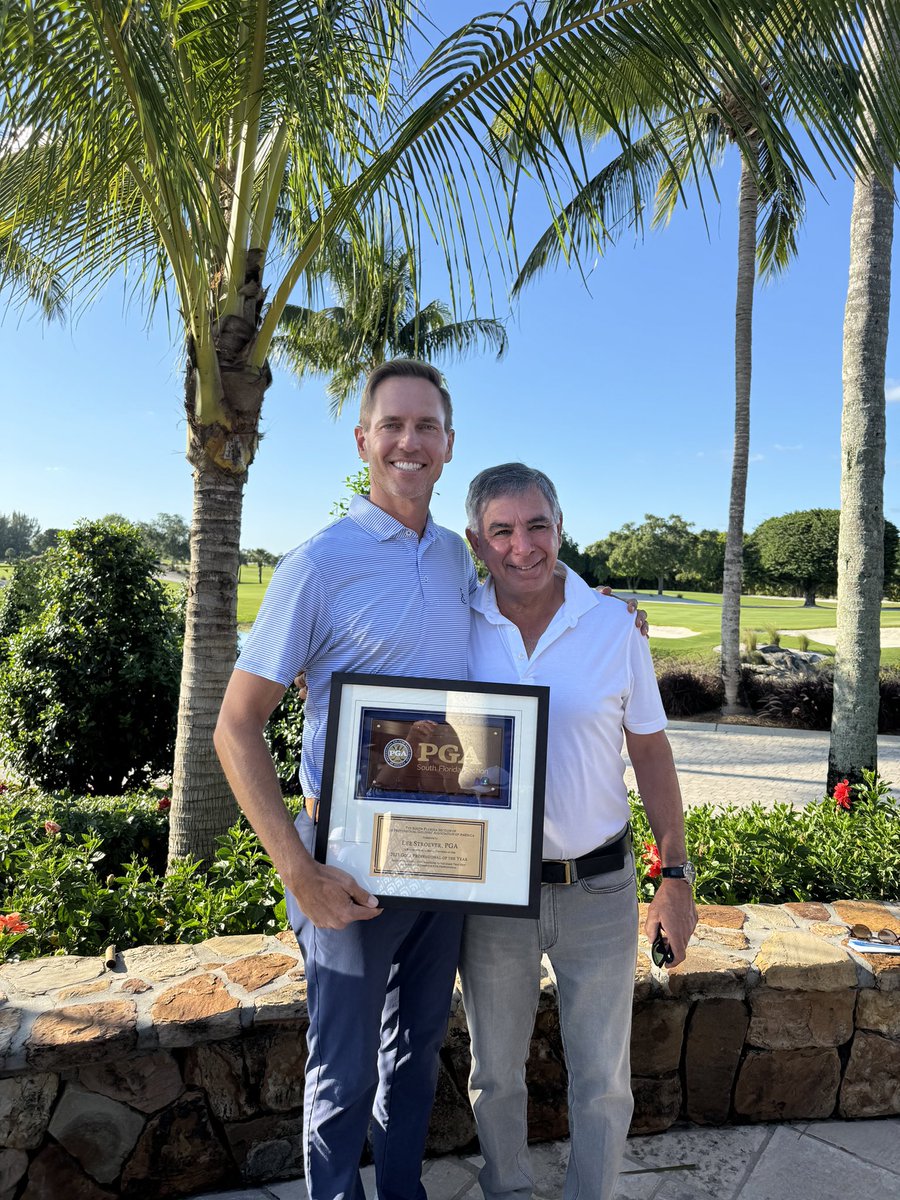 Special moment for Lee Stroever, PGA as he was presented his 2023 SFPGA Professional of the Year Award! The impact made on the Section and Foundation does not go unnoticed👏