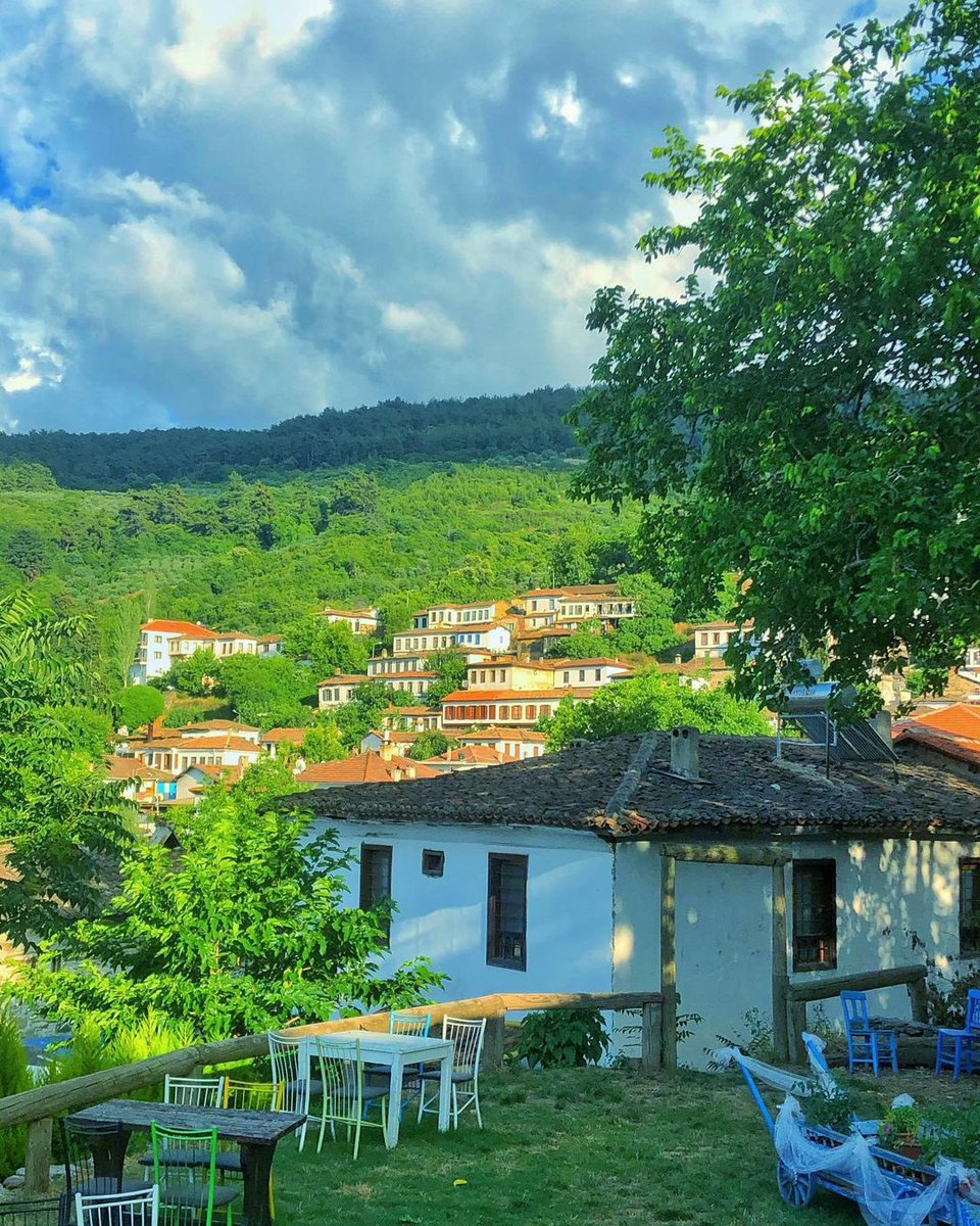 Baharın en güzel yaşandığı yerlerden Şirince 🌺♥️
📸 @ergununsal 👏🏻#şirince #selçuk #izmir #türkiye #turkey #gezgörbence #keşfet #keşfetteyiz