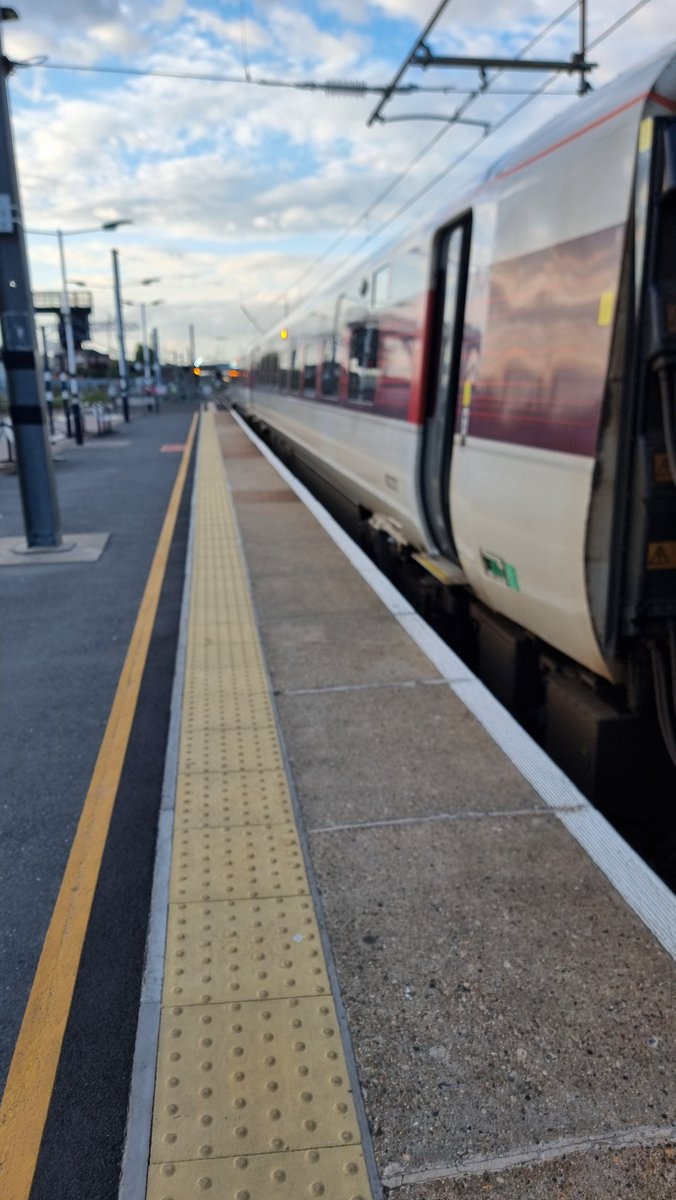 'Azoooomin' back from Peterborough to Leeds after @LeytonCook did the Freightliner Intermodal Controller job ( unpaid ) and told me my return working was cancelled. Official FLI control did confirm this but I was beyond Doncaster by then. However it's a lovely evening .